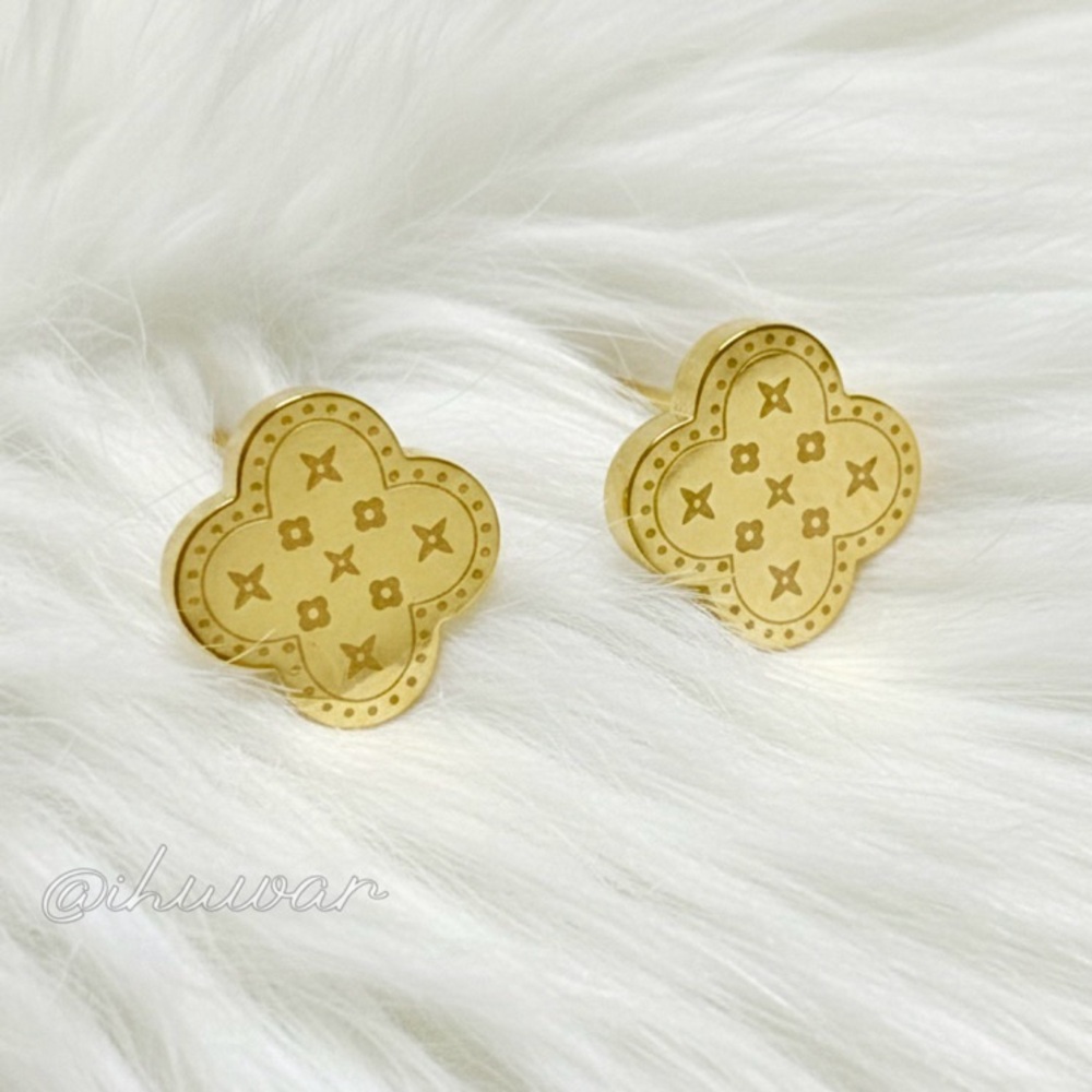 Four Leaf Clover 18K Gold Plated Stainless Steel Stud Earrings - Picture 6 of 6